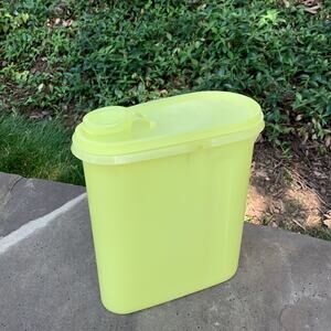 Vintage yellow Tupperware pitcher‎